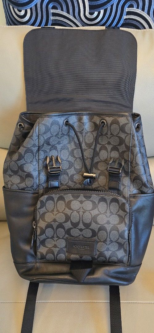COACH 經典圖案皮革拼色背包 Backpack （分類：背囊）位於 Hong Kong。 由 uimtog 提交（商品編號 1464446895，圖片 5）。簡介： - COACH 經典 C 字圖案皮革背包，設計時尚有型- 前置拉鏈口袋，方便收納小物- 側邊口袋設計，增加額外儲物空間- 抽繩配搭搭扣開合，安全又方便- 容量寬敞，可輕鬆放入文件、平板電腦等- 適合日常返工、返學或外出使用。