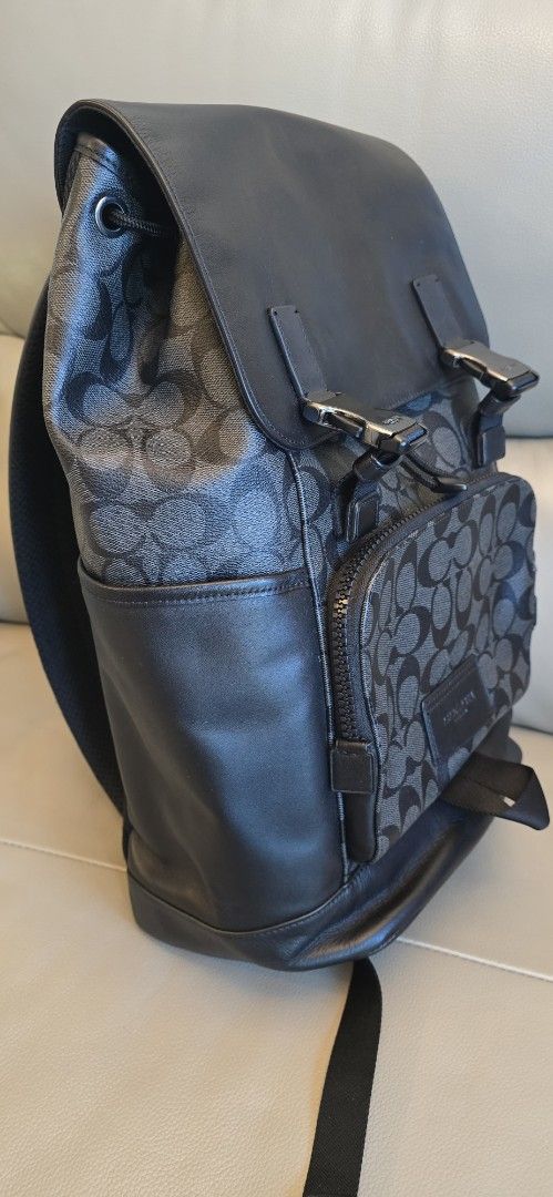 COACH 經典圖案皮革拼色背包 Backpack （分類：背囊）位於 Hong Kong。 由 uimtog 提交（商品編號 1464446895，圖片 3）。簡介： - COACH 經典 C 字圖案皮革背包，設計時尚有型- 前置拉鏈口袋，方便收納小物- 側邊口袋設計，增加額外儲物空間- 抽繩配搭搭扣開合，安全又方便- 容量寬敞，可輕鬆放入文件、平板電腦等- 適合日常返工、返學或外出使用。