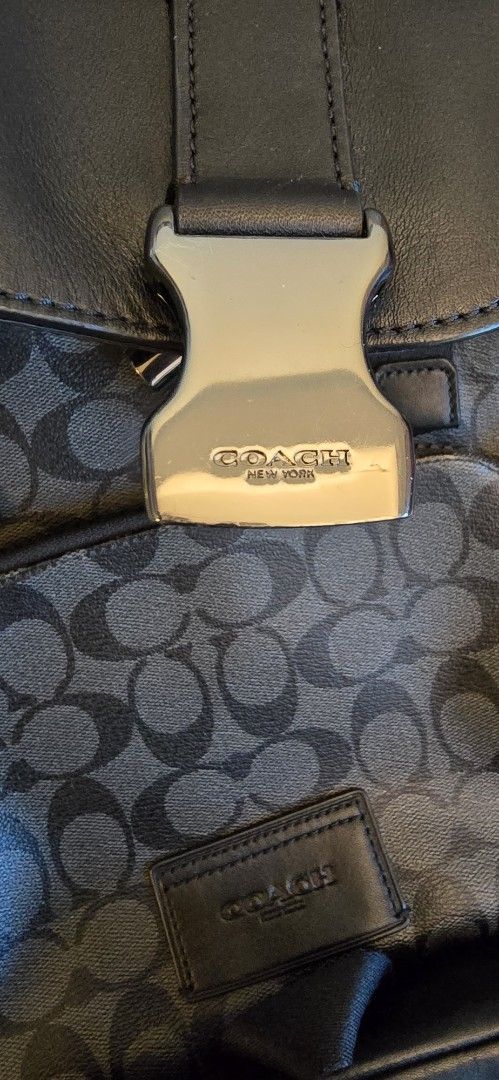 COACH 經典圖案皮革拼色背包 Backpack （分類：背囊）位於 Hong Kong。 由 uimtog 提交（商品編號 1464446895，圖片 7）。簡介： - COACH 經典 C 字圖案皮革背包，設計時尚有型- 前置拉鏈口袋，方便收納小物- 側邊口袋設計，增加額外儲物空間- 抽繩配搭搭扣開合，安全又方便- 容量寬敞，可輕鬆放入文件、平板電腦等- 適合日常返工、返學或外出使用。