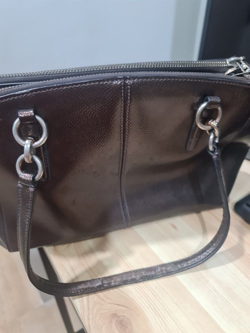 Coach bag (Category: Shoulder Bags) located in Dagupan City. Submitted by mybags7 (Listing ID 1464500391, Image 3). Description: Coach bag used with minimal sign of usage. Not much noticeable. Decluttering why on sale..
