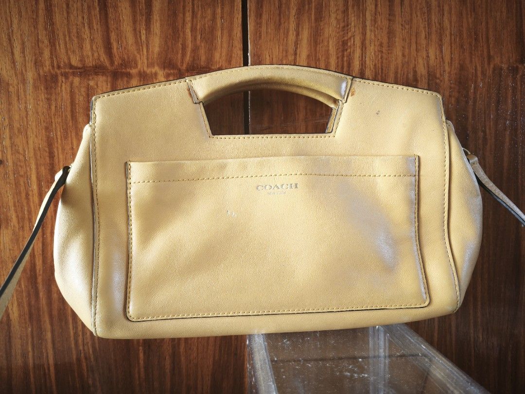 Coach Leather Handbag (Category: Luxury Bags & Wallets) located in Paranaque City. Submitted by shimmering.ph (Listing ID 1464384540, Image 1). Description: Coach sling bag Guaranteed Authentic adjustable strap no inclusion with sign of use.