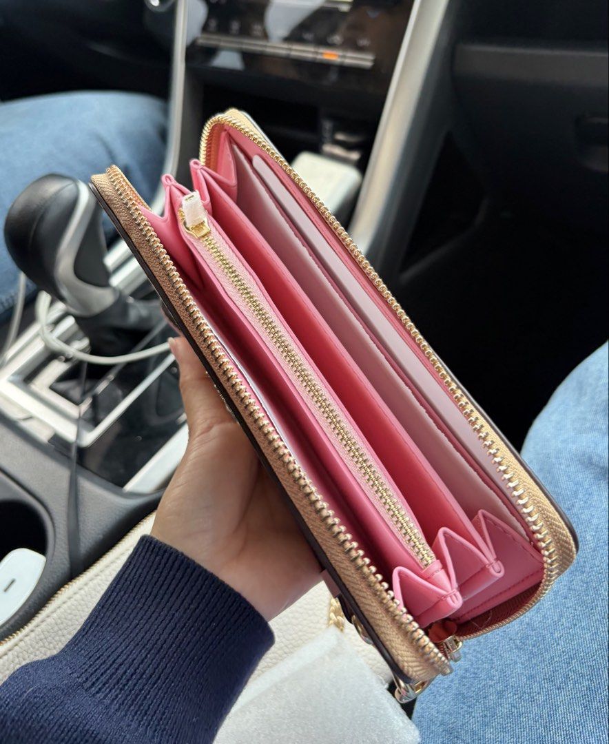 Coach long zip wallet (Category: Wallets & Card holders) located in Manila. Submitted by ishfindsph (Listing ID 1464420839, Image 2). Description: Coach long zip wallet Authentic from USA 🇺🇸 Moneyback guarantee 💯 Nice ng color 🥹🌸.