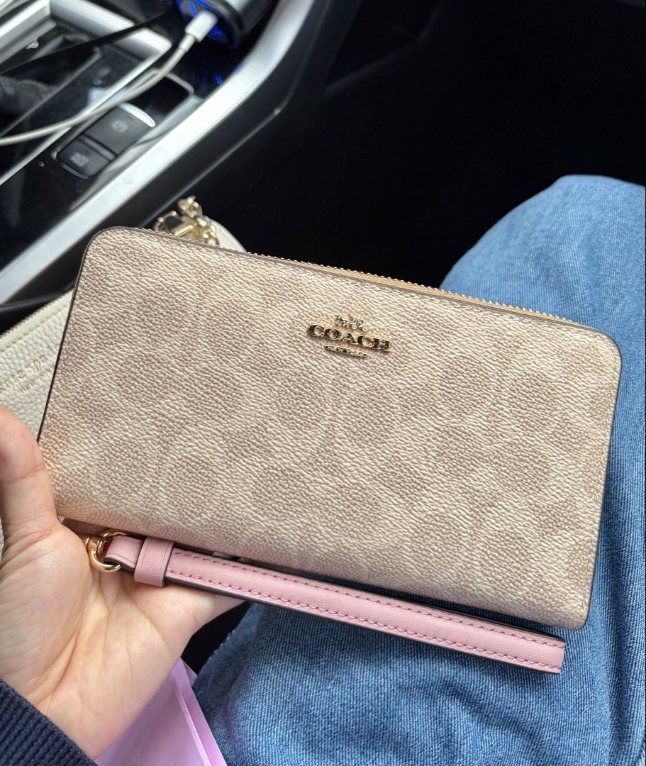 Coach long zip wallet (Category: Wallets & Card holders) located in Manila. Submitted by ishfindsph (Listing ID 1464420839, Image 1). Description: Coach long zip wallet Authentic from USA 🇺🇸 Moneyback guarantee 💯 Nice ng color 🥹🌸.
