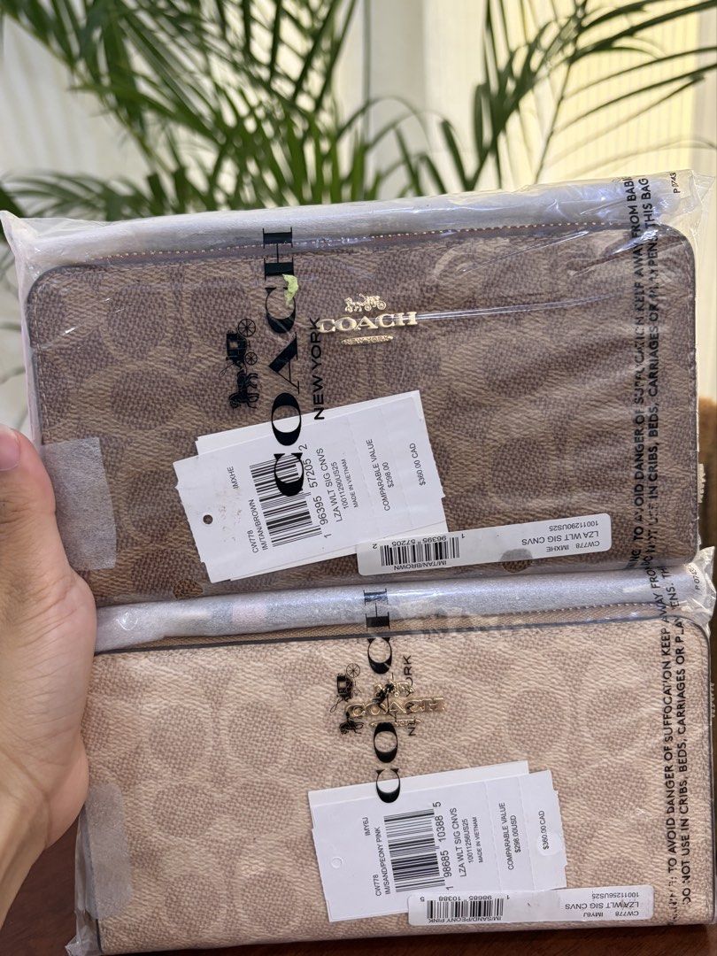 Coach long zip wallet (Category: Wallets & Card holders) located in Manila. Submitted by ishfindsph (Listing ID 1464420839, Image 3). Description: Coach long zip wallet Authentic from USA 🇺🇸 Moneyback guarantee 💯 Nice ng color 🥹🌸.