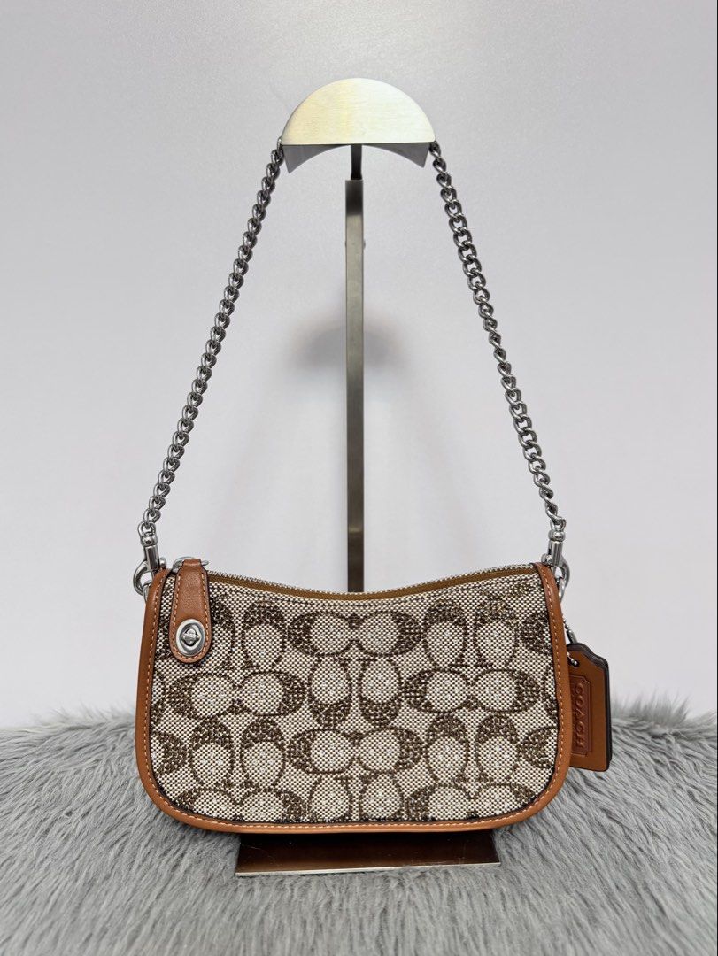 Coach Monogram Shoulder Bag with Chain Strap (Category: Luxury Bags & Wallets) located in Santiago. Submitted by angelicayvanna (Listing ID 1464408188, Image 1). Description: Inclusion: Cc& Dustbag.