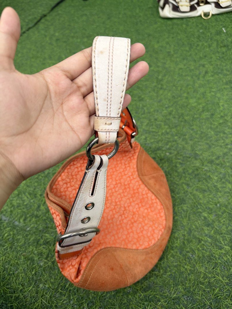 RESERVED (Category: Luxury Bags & Wallets) located in Quezon City. Submitted by p0tatooooooo (Listing ID 1464465845, Image 2). Description: nag bleed yung color sa handle but body still good..