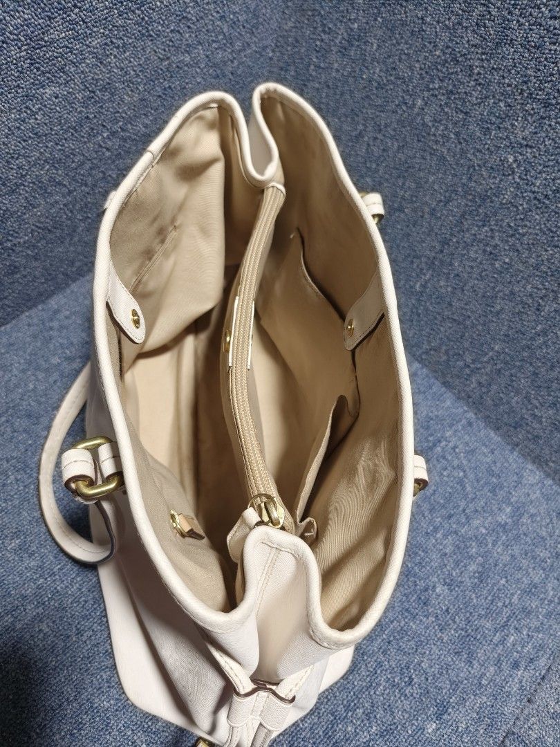 Coach Peyton Saffiano Leather Drawstring Carryall Tote (Category: Luxury Bags & Wallets) located in Camalaniugan. Submitted by thrifter10 (Listing ID 1464497452, Image 3). Description: .