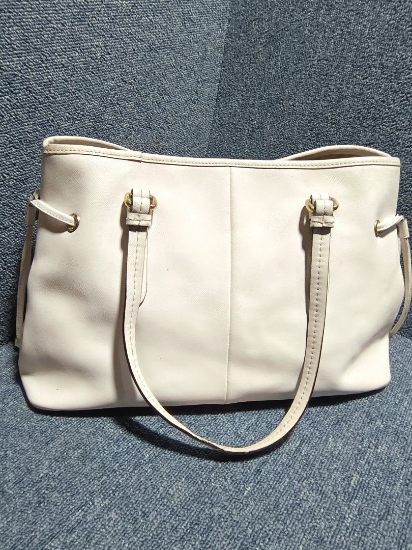 Coach Peyton Saffiano Leather Drawstring Carryall Tote (Category: Luxury Bags & Wallets) located in Camalaniugan. Submitted by thrifter10 (Listing ID 1464497452, Image 2). Description: .