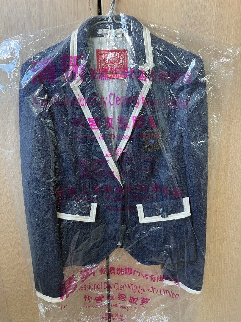 Coach Poppy Navy Tweed Blazer XS （分類：外套及戶外衣服）位於 Hong Kong。 由 yogayuga 提交（商品編號 1464466585，圖片 2）。簡介： Navy blue tweed blazer from Coach Poppy line. Features white trim and pocket details. Has a cute heart and "Coach" patch on the chest. Size XS. Dry cleaned and in a protective bag. Freight collect via Shun Fung 。
