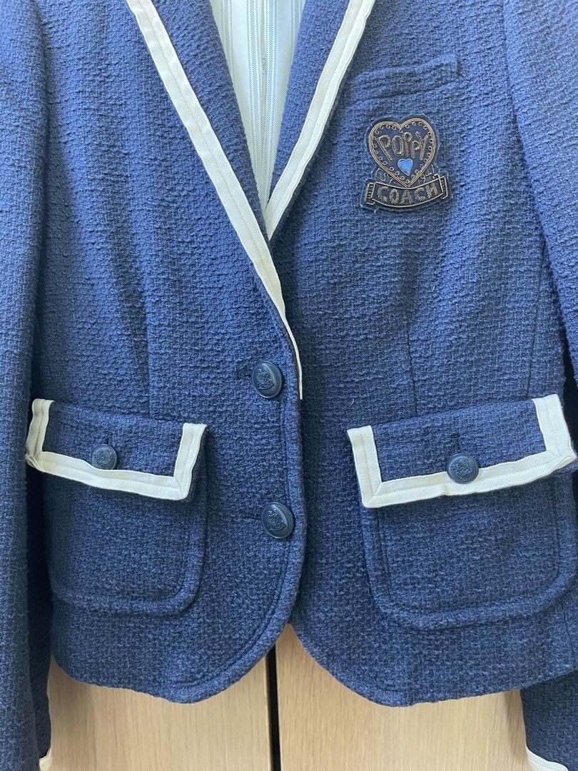 Coach Poppy Navy Tweed Blazer XS （分類：外套及戶外衣服）位於 Hong Kong。 由 yogayuga 提交（商品編號 1464466585，圖片 6）。簡介： Navy blue tweed blazer from Coach Poppy line. Features white trim and pocket details. Has a cute heart and "Coach" patch on the chest. Size XS. Dry cleaned and in a protective bag. Freight collect via Shun Fung 。