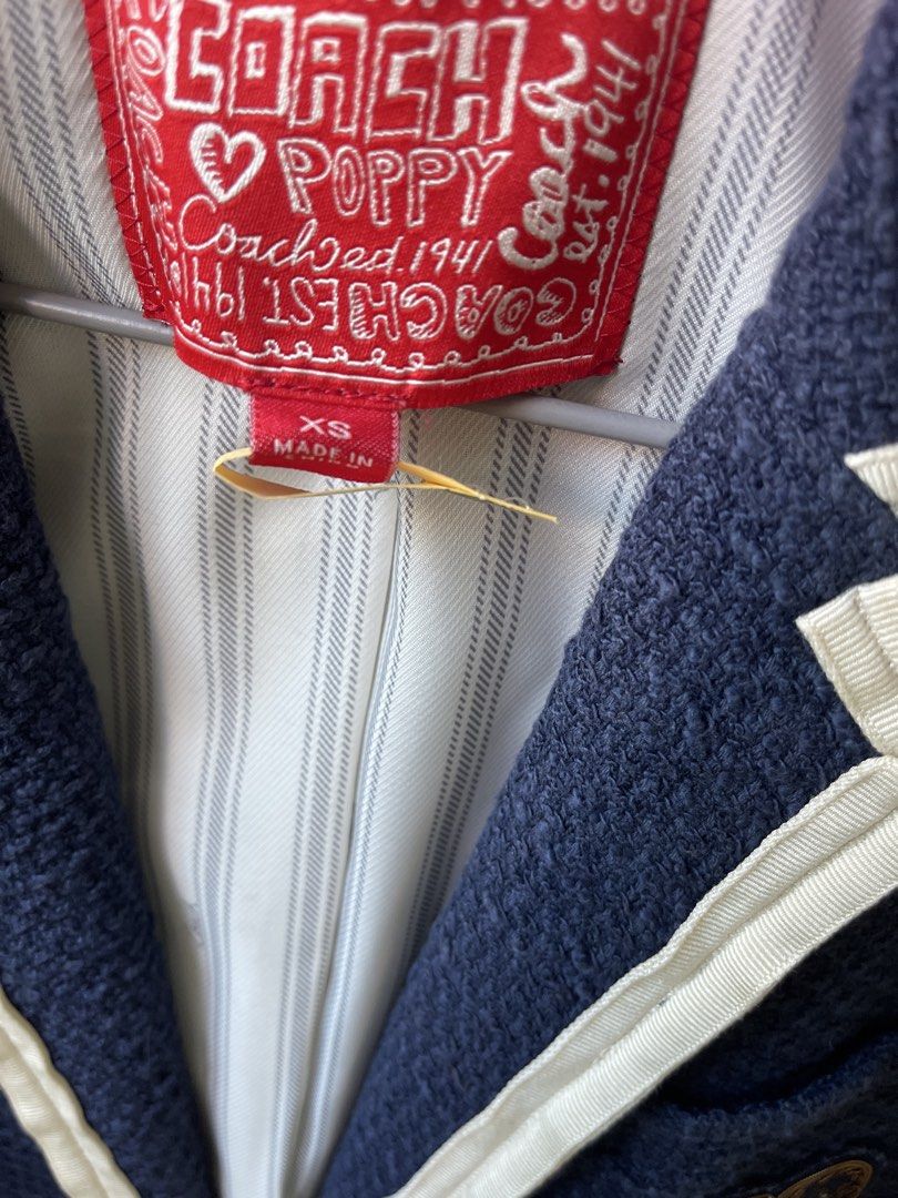 Coach Poppy Navy Tweed Blazer XS （分類：外套及戶外衣服）位於 Hong Kong。 由 yogayuga 提交（商品編號 1464466585，圖片 5）。簡介： Navy blue tweed blazer from Coach Poppy line. Features white trim and pocket details. Has a cute heart and "Coach" patch on the chest. Size XS. Dry cleaned and in a protective bag. Freight collect via Shun Fung 。