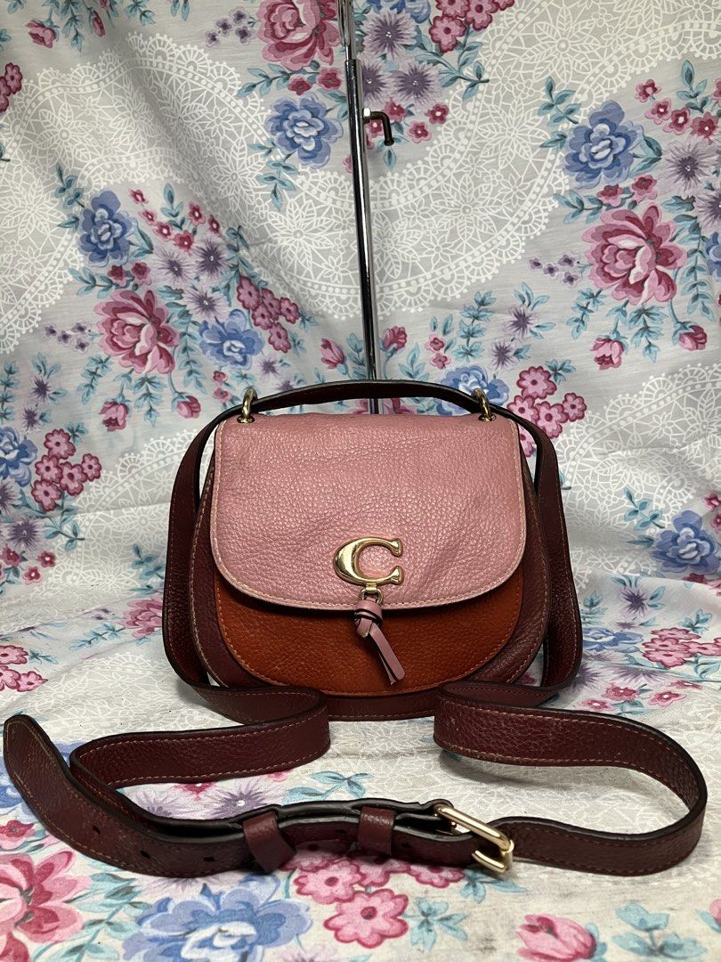 COACH REMI SADDLE CROSSBODY BAG (Category: Cross-body Bags) located in General Mariano Alvarez. Submitted by adonid (Listing ID 1464364636, Image 1). Description: COACH REMI SADDLE CROSSBODY BAG GOOD CONDITION NORMAL SIGN OF USAGE ONLY.