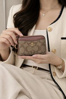 (Category: ) located in . Submitted by luxuryvaultbagsandfashion (Listing ID 1464359627, Image 1). Description: .