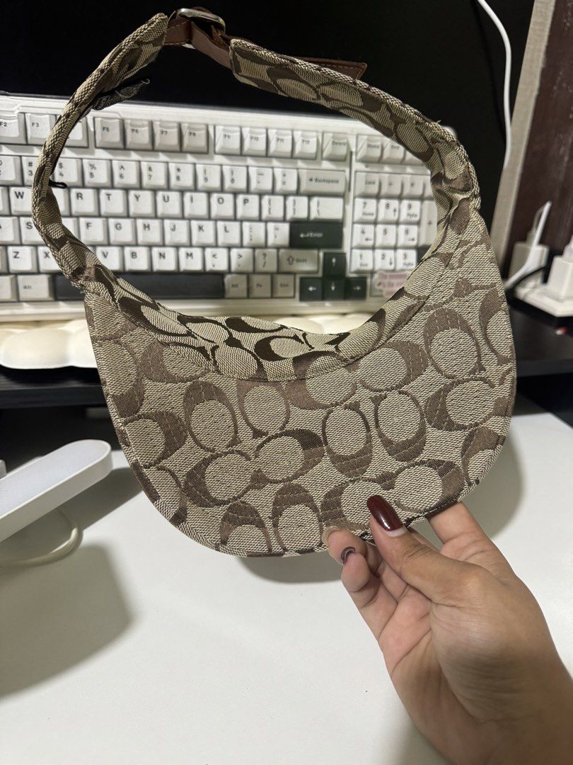 Coach Sun Visor (Category: Activewear) located in Lagawe. Submitted by favorsnflavors69115 (Listing ID 1464463153, Image 2). Description: .