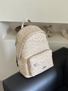 (Category: ) located in . Submitted by fashion.luxe.collection (Listing ID 1464406252, Image 1). Description: .