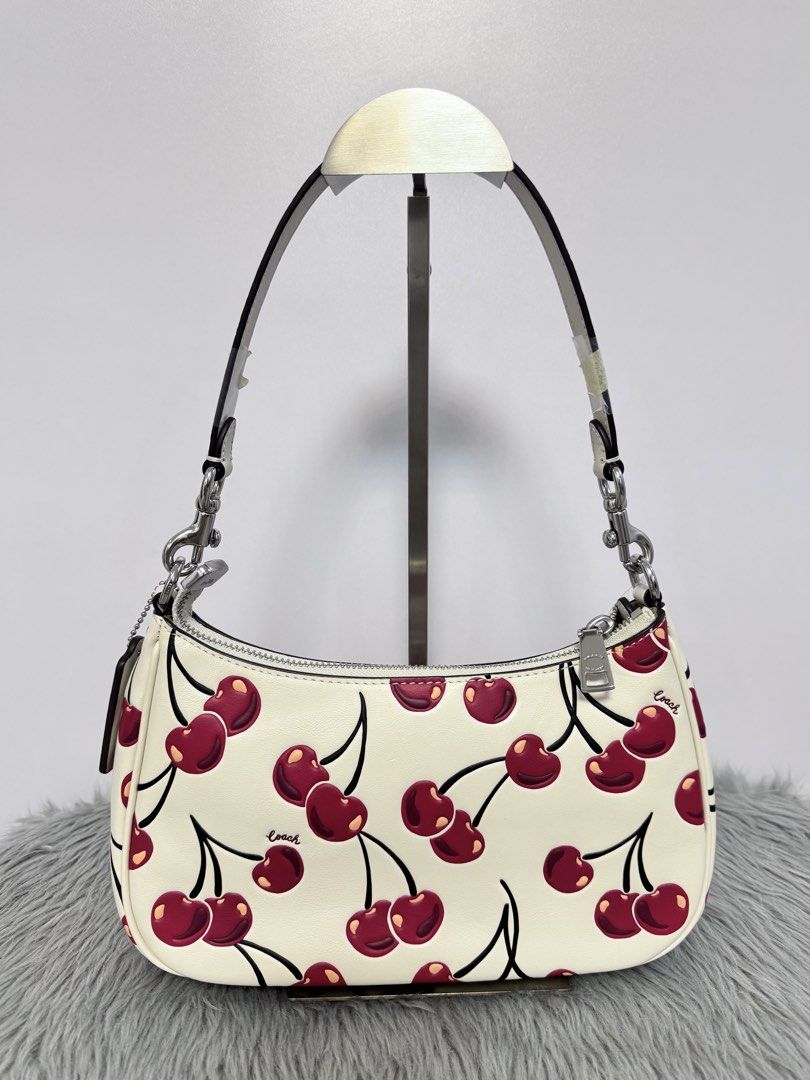Coach Teri Cherry Print Shoulder Bag (Category: Luxury Bags & Wallets) located in Santiago. Submitted by angelicayvanna (Listing ID 1464406830, Image 2). Description: Inclusion: Cc,Tag & Polyplastic.