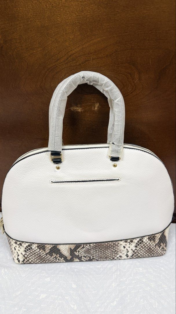 Coach White Leather Sling Bag (Category: Cross-body Bags) located in Manila. Submitted by declutteringlot (Listing ID 1464530590, Image 2). Description: .
