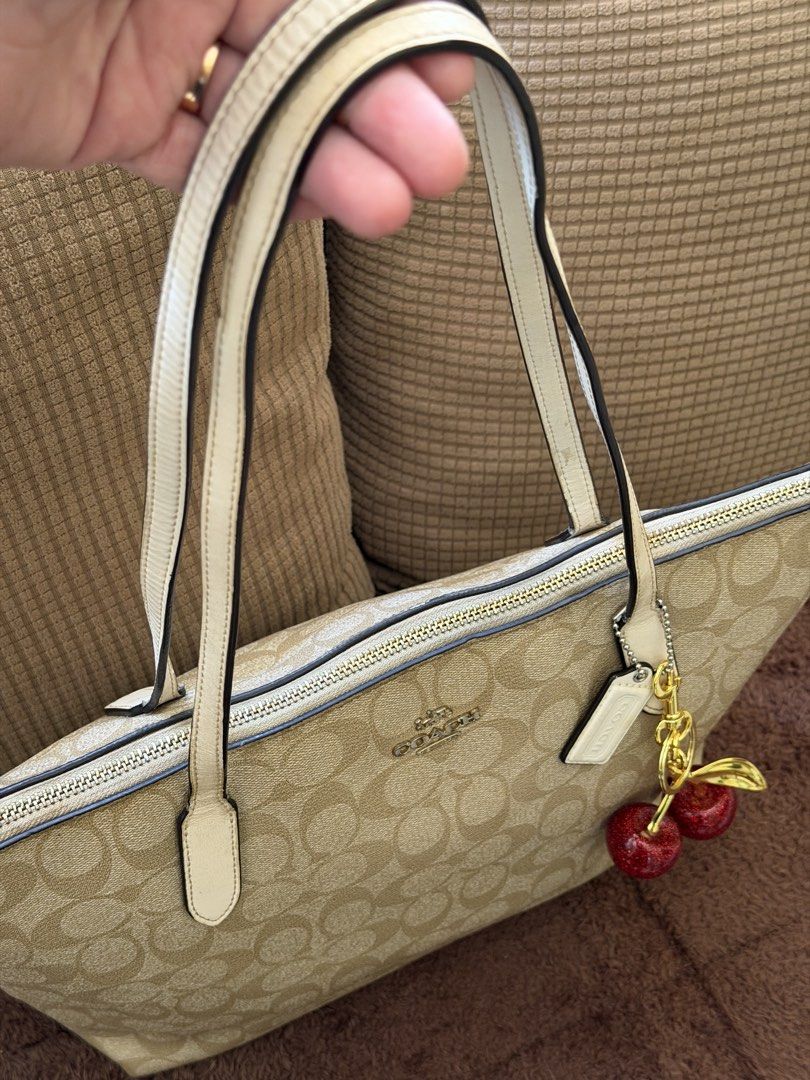 COACH ZIP TOP TOTE IN LIGHT KHAKI (Category: Tote Bags) located in Lucena. Submitted by alvic27 (Listing ID 1464380533, Image 2). Description: .