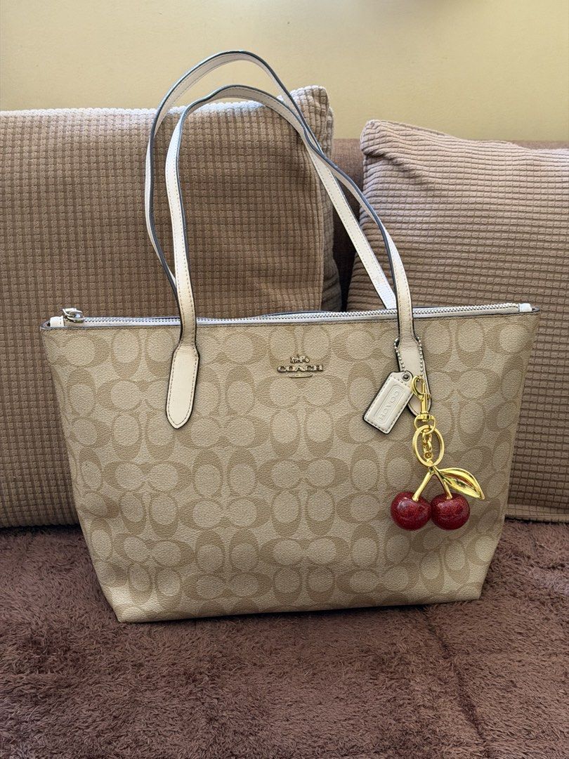COACH ZIP TOP TOTE IN LIGHT KHAKI (Category: Tote Bags) located in Lucena. Submitted by alvic27 (Listing ID 1464380533, Image 1). Description: .
