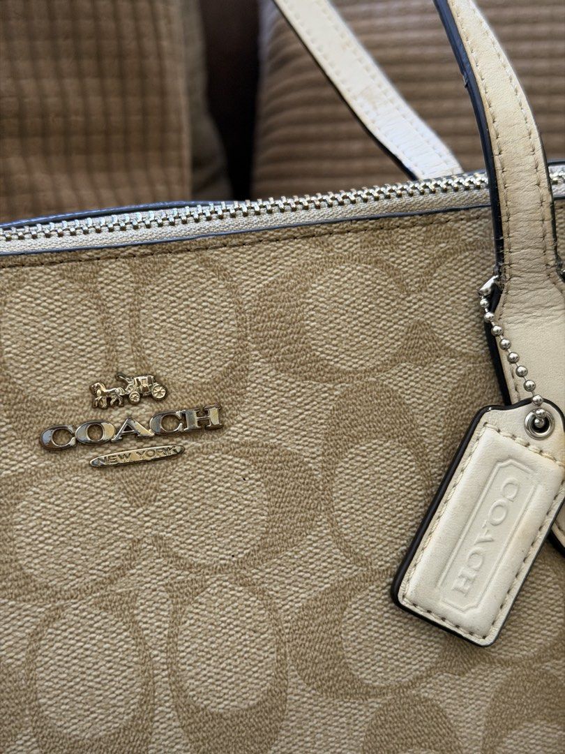 COACH ZIP TOP TOTE IN LIGHT KHAKI (Category: Tote Bags) located in Lucena. Submitted by alvic27 (Listing ID 1464380533, Image 3). Description: .
