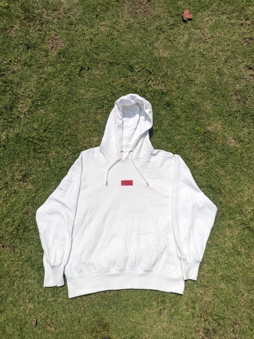 Coca Cola BOX LOGO Pullover Hoodie (Category: Hoodies) located in Alfonso. Submitted by swoosh4stripes (Listing ID 1464376213, Image 1). Description: - Classic white hoodie - Small red logo detail on the chest - Convenient kangaroo pocket - Adjustable drawstring hood - Ribbed cuffs and hem for a snug fit - Ideal for casual everyday wear -coca cola 24W 26L -May maliit na yellow Stain (removable).