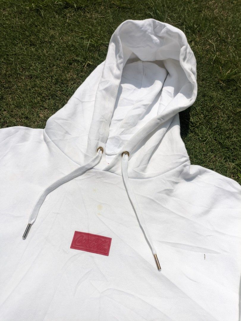 Coca Cola BOX LOGO Pullover Hoodie (Category: Hoodies) located in Alfonso. Submitted by swoosh4stripes (Listing ID 1464376213, Image 2). Description: - Classic white hoodie - Small red logo detail on the chest - Convenient kangaroo pocket - Adjustable drawstring hood - Ribbed cuffs and hem for a snug fit - Ideal for casual everyday wear -coca cola 24W 26L -May maliit na yellow Stain (removable).