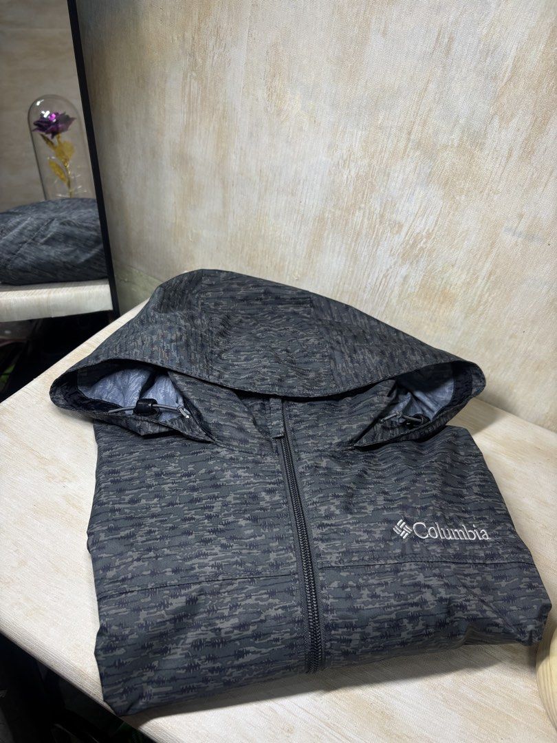 COLUMBIA OUTDOOR JACKET (Category: Coats, Jackets and Outerwear) located in Cabuyao City. Submitted by pormanation-thrift-store (Listing ID 1464369377, Image 2). Description: COLUMBIA OUTDOOR JACKET Condition: LIKE NEW Color rate: 10/10 (PWEDE SA MASELAN) Size: MEDIUM Dimes: 23”Wx 27”L Issue: NONE‼️ Price: 1500.