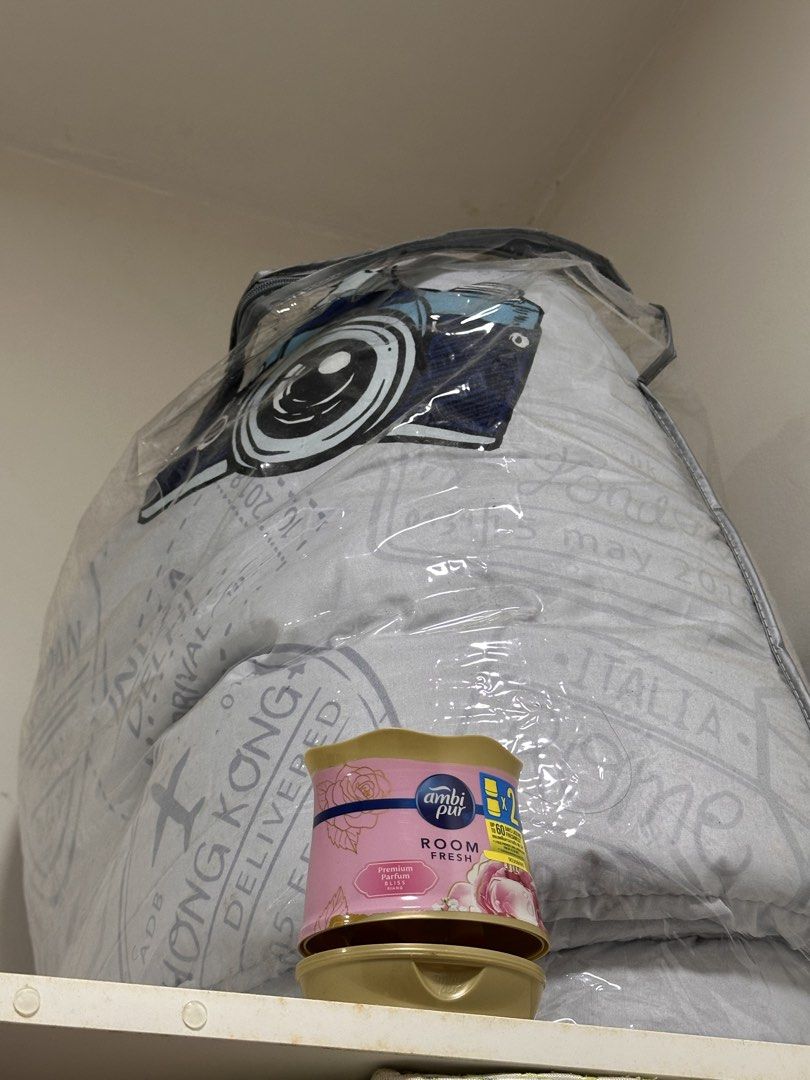 Comforter (Category: Bedding & Towels) located in Kuala Lumpur. Submitted by daymf (Listing ID 1464465355, Image 1). Description: Comforter + 2 pillow cases Comforter never used, only pillow case used For pickup only.