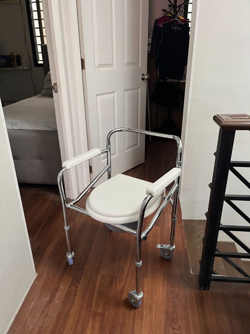 Commode Chair with Wheels (Category: Medical Supplies & Tools) located in Las Pinas. Submitted by angelick3169995 (Listing ID 1464404629, Image 1). Description: - Comfortable seat and armrests for user ease. - Sturdy chrome-plated metal frame. - Equipped with wheels for effortless movement. - Provides essential support for those needing assistance. NEVER USED BOUGHT FOR PHP2250, receipt on the photos..