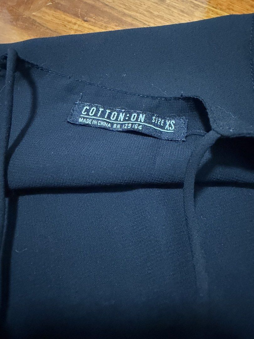 Cotton On Top XS (Category: Sleeveless) located in Paranaque City. Submitted by ferrewr (Listing ID 1464460514, Image 2). Description: - Brand: Cotton On - Color: Black - Size: XS - Features: Simple, versatile, great for layering or wearing alone - Styling: Easy to pair with any outfit - Condition: Please check photos for details.