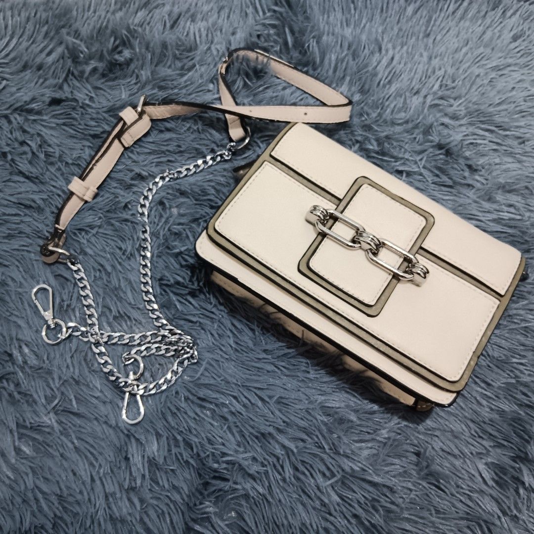 Cream & khaki crossbody bag (Category: Cross-body Bags) located in Binangonan. Submitted by darlen21 (Listing ID 1464534484, Image 1). Description: .