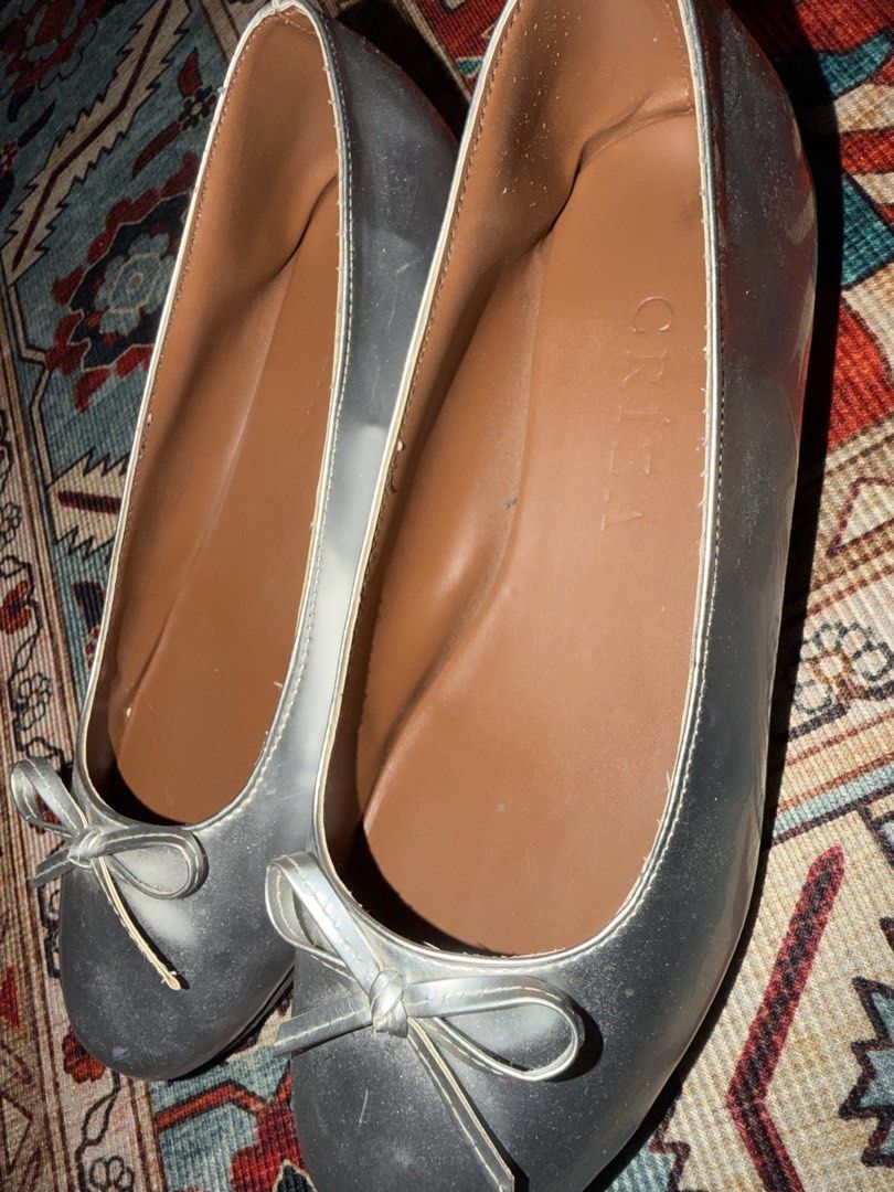 CRIZA Silver Bow Ballet Flats (Category: Flats & Sandals) located in Manila. Submitted by hihiyana (Listing ID 1464495187, Image 2). Description: - Chic silver ballet flats - Adorable bow detail on the front - Easy slip-on design - Brand name 'CRIZA' printed on inner sole - Versatile for casual outings or dressing up.