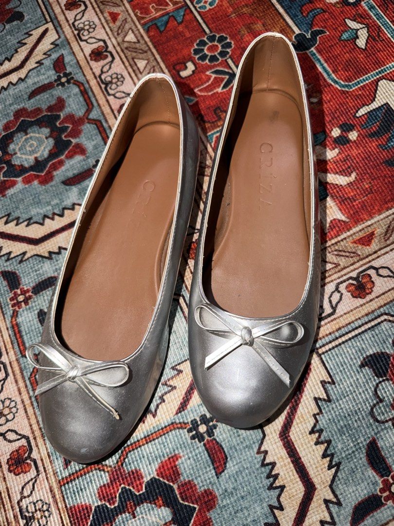 CRIZA Silver Bow Ballet Flats (Category: Flats & Sandals) located in Manila. Submitted by hihiyana (Listing ID 1464495187, Image 1). Description: - Chic silver ballet flats - Adorable bow detail on the front - Easy slip-on design - Brand name 'CRIZA' printed on inner sole - Versatile for casual outings or dressing up.