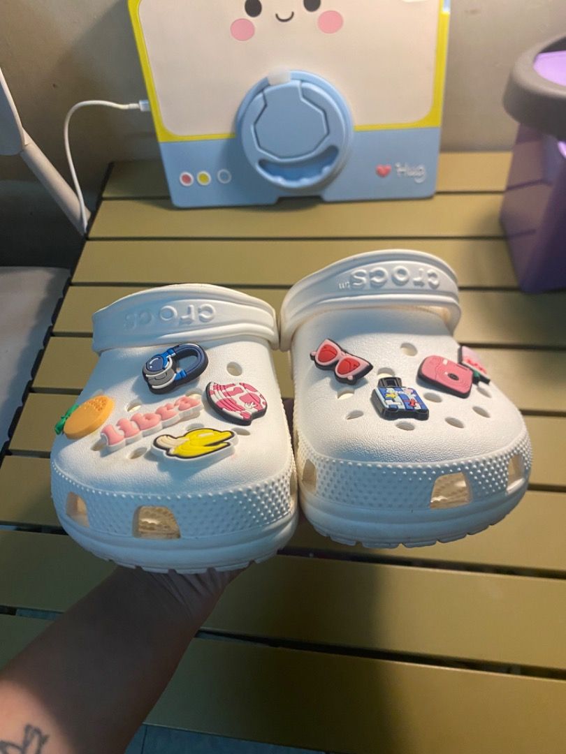 Crocs Classic White (Category: Slippers and slides) located in San Mateo. Submitted by prelovedstuffsbycha (Listing ID 1464447465, Image 2). Description: Original Crocs with Jibbits Size J3 No issue 10/10 condition .