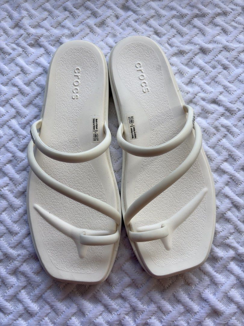 Crocs miami loops size US7 W (Category: Flats & Sandals) located in Bacolod City. Submitted by poppylouri.ph (Listing ID 1464389480, Image 2). Description: Take all ₱2000 size 7 US. Like new. Need bigger size. SF c/o buyer. Pay now ship tomorrow. MOP: Gotyme, Gcash or BPI only.