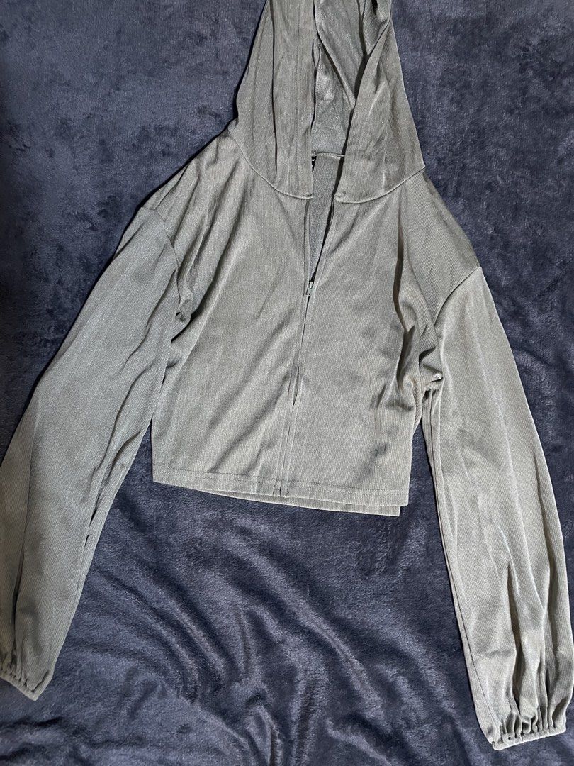 Crop hoodie (Category: Others Tops) located in Rizal. Submitted by its_meygan (Listing ID 1464556568, Image 2). Description: .