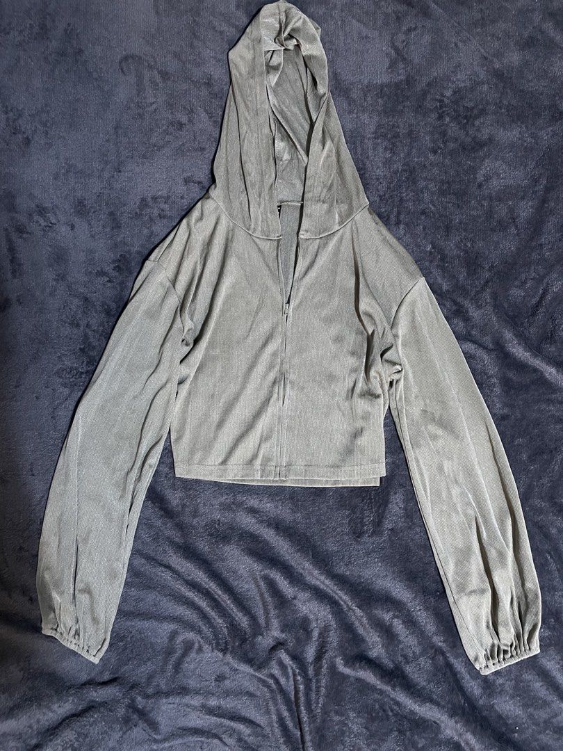 Crop hoodie (Category: Others Tops) located in Rizal. Submitted by its_meygan (Listing ID 1464556568, Image 1). Description: .