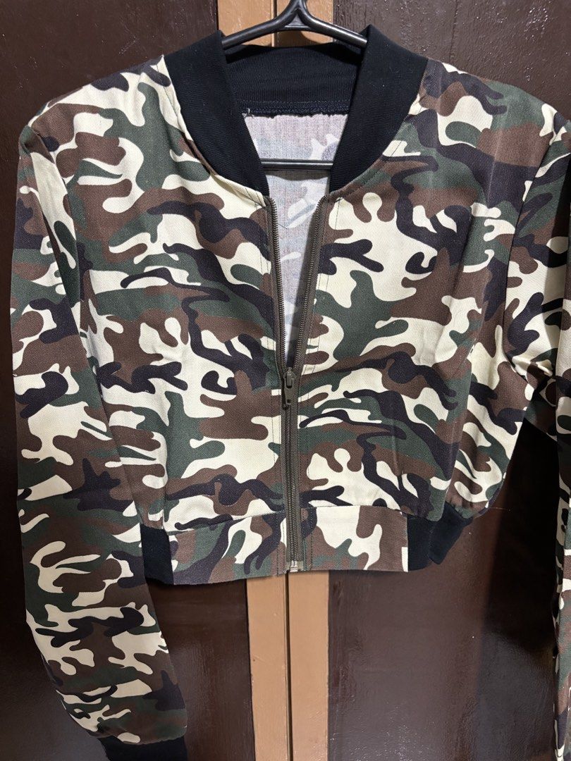Cropped jacket (Category: Coats, Jackets and Outerwear) located in Quezon City. Submitted by den.declutters (Listing ID 1464568077, Image 1). Description: .