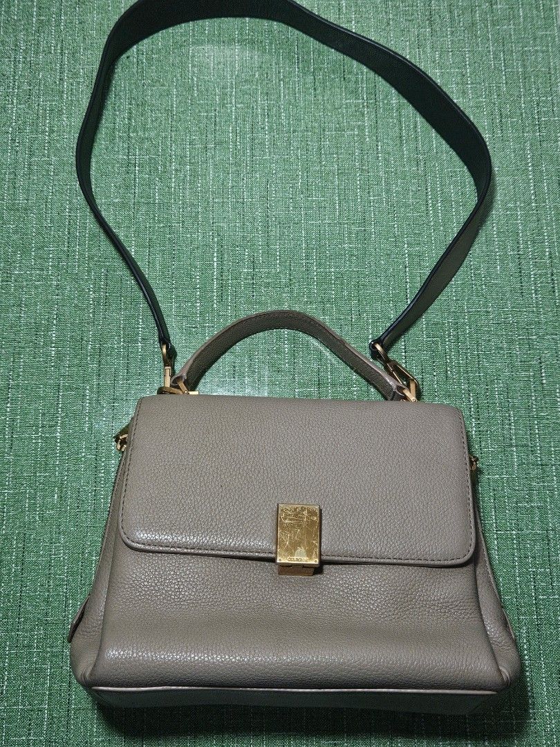 Cuoronne Beige Bag | Shoulder Bag (Category: Shoulder Bags) located in Pasig City. Submitted by ciannysshop (Listing ID 1464534208, Image 1). Description: detachable strap short for shoulfer 3 compartments with pockets smooth zipper has weight signs of usage on the hanfle, metal parts has minor discoloration as per last photo.