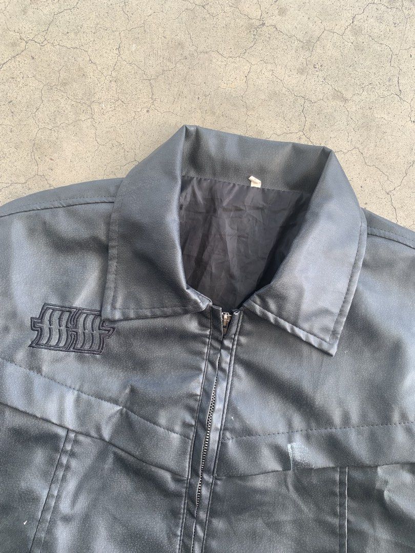 Customize Leather Jacket (Category: Coats, Jackets and Outerwear) located in Manila. Submitted by gudthriftby.la (Listing ID 1462081448, Image 3). Description: (Excellent Condition) - Stained issue Size: Large Measurements Length: 28 Width: 25 Sleeve: 24 MOP: GCASH / MOD: J&T & LBC 🚚 Located: Sta Ana Manila, Philippines 🇵🇭 DM TO PURCHASE! 📩.