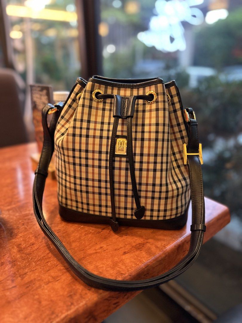Daks bucket bag (Category: Shoulder Bags) located in Quezon City. Submitted by riavero (Listing ID 1464479662, Image 1). Description: Normal signs of use — shipped via JnT/ Lalamove — QC based — payment first via GCash or maribank.