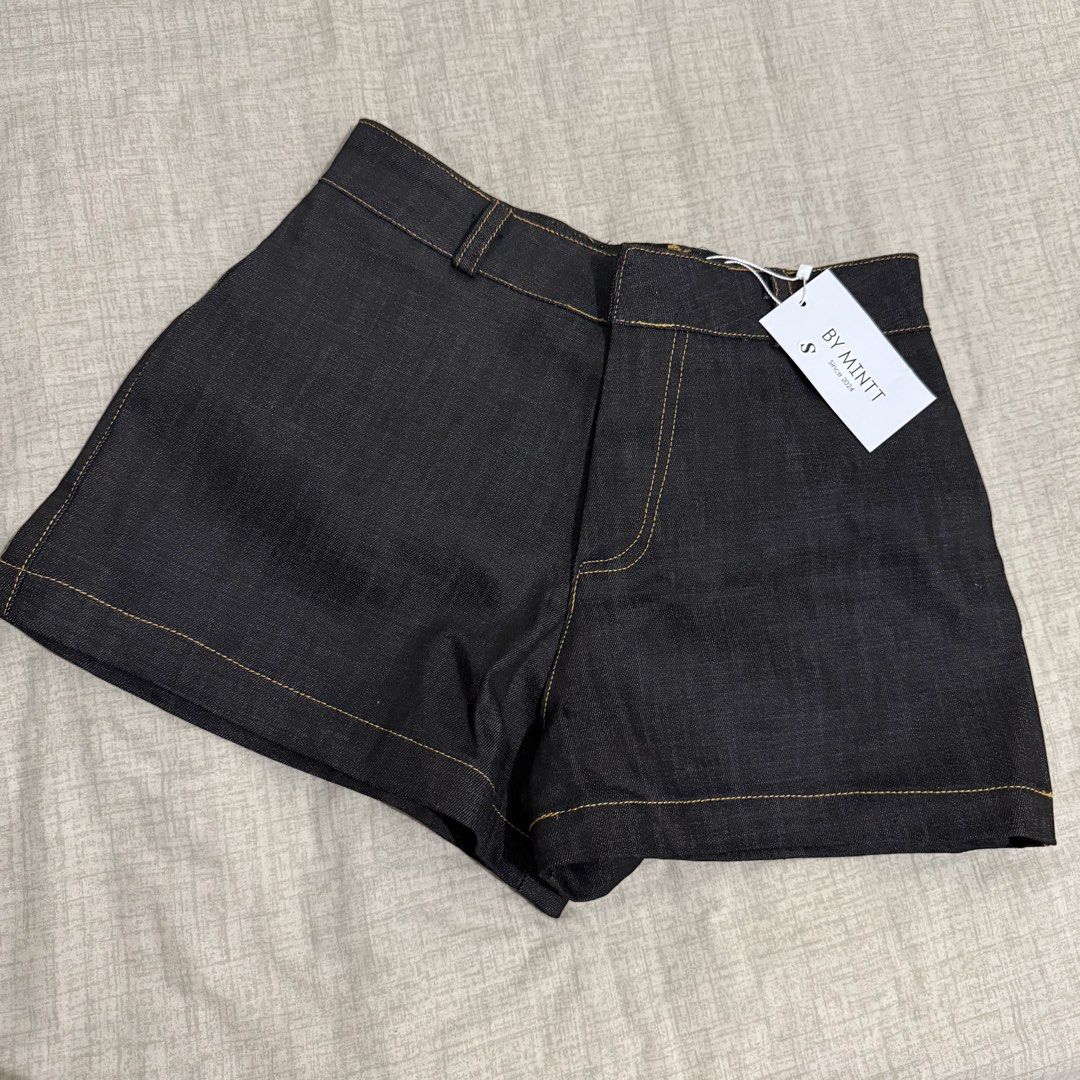 Dark Wash Denim Shorts (Category: Shorts) located in Quezon City. Submitted by 0ffTheRack (Listing ID 1464472324, Image 1). Description: - Fit: Mid-waist - Brand new with tag attached - Length: 30 cm - Waist: 70 cm.