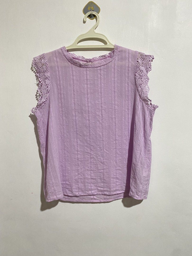 Delicate Floral Lace Trim Top (Category: Sleeveless) located in Naga. Submitted by threadedtreasures (Listing ID 1464370922, Image 3). Description: Like new! So nice! M-L.