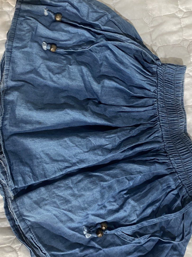 Denim Flowy Garterize Shorts (Category: Shorts) located in Manila. Submitted by dear_soleil (Listing ID 1464360856, Image 3). Description: xs-s.