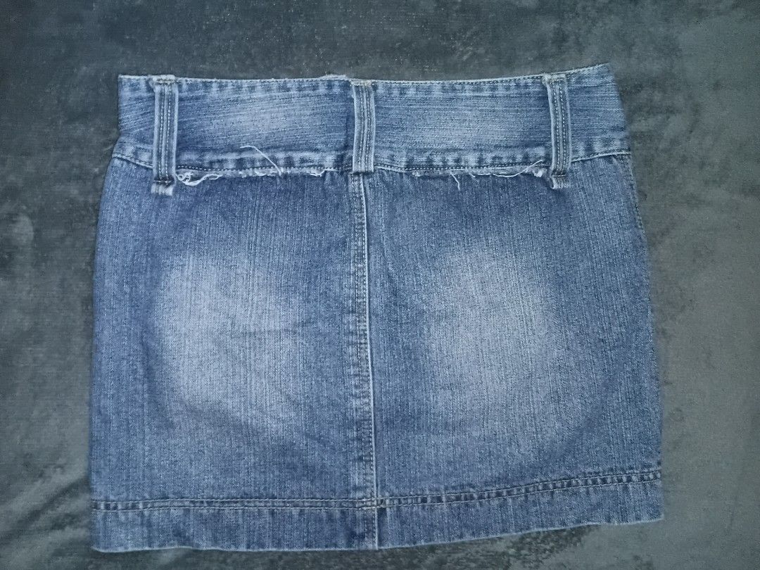 Denim mini skirt (Category: Skirts) located in Calamba. Submitted by driftaway (Listing ID 1464457896, Image 2). Description: waist- 28/29.