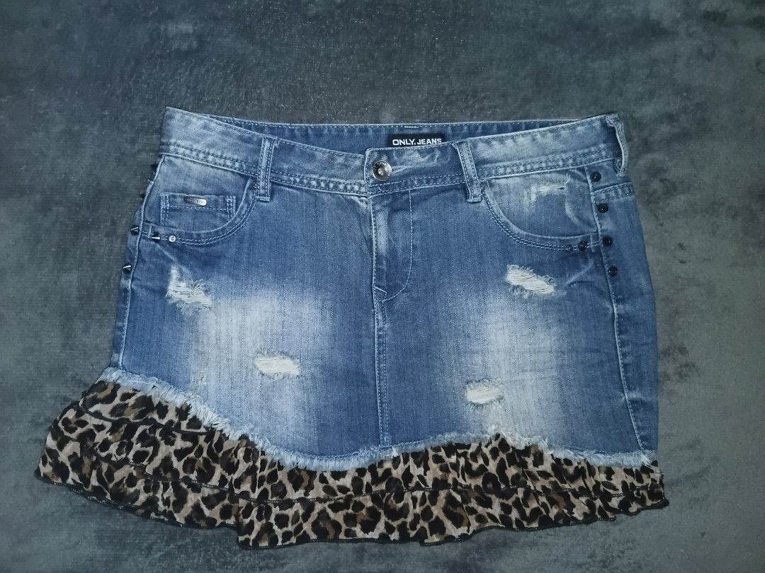 denim mini skirt leopard-print ruffled hem (Category: Skirts) located in Calamba. Submitted by driftaway (Listing ID 1464457136, Image 1). Description: waist-29 in.