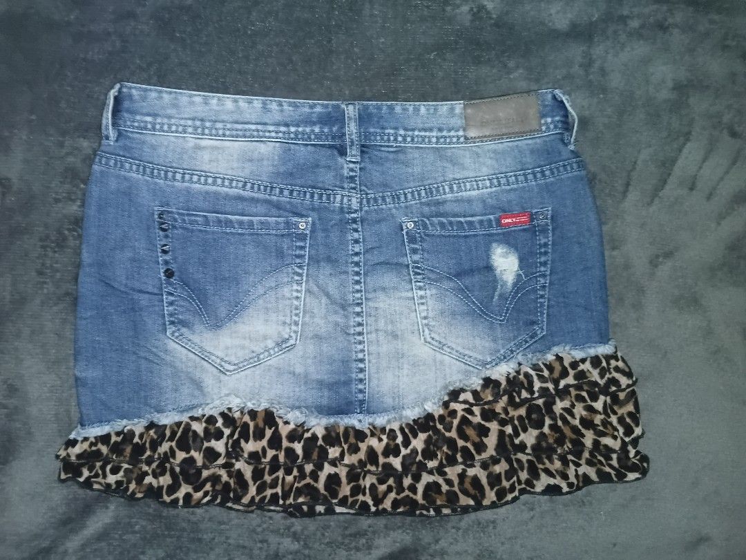 denim mini skirt leopard-print ruffled hem (Category: Skirts) located in Calamba. Submitted by driftaway (Listing ID 1464457136, Image 2). Description: waist-29 in.