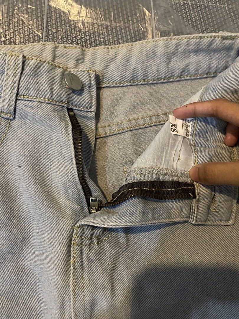 denim skirt (Category: Skirts) located in Pasig City. Submitted by iriescruz238787 (Listing ID 1464453314, Image 2). Description: jnt payment first gcash only dalawa beses lang nagamit 24-25 waist.