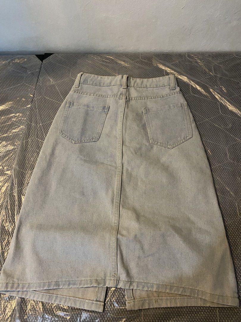 denim skirt (Category: Skirts) located in Pasig City. Submitted by iriescruz238787 (Listing ID 1464453314, Image 3). Description: jnt payment first gcash only dalawa beses lang nagamit 24-25 waist.