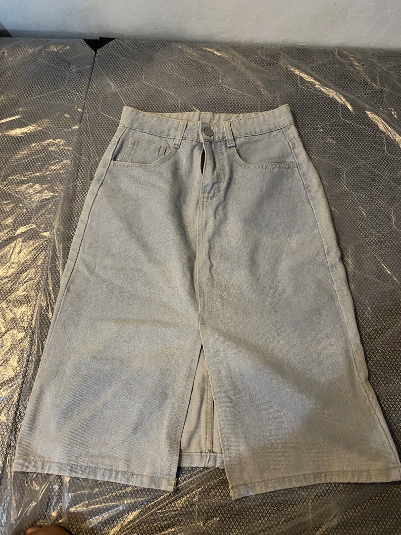 denim skirt (Category: Skirts) located in Pasig City. Submitted by iriescruz238787 (Listing ID 1464453314, Image 1). Description: jnt payment first gcash only dalawa beses lang nagamit 24-25 waist.